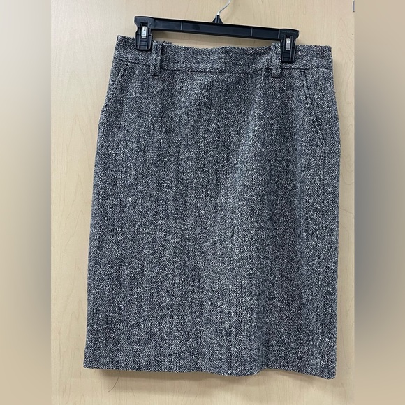 WOMEN’S SKIRT IN EXCELLENT CONDITION WITH POCKETS. - Picture 4 of 6